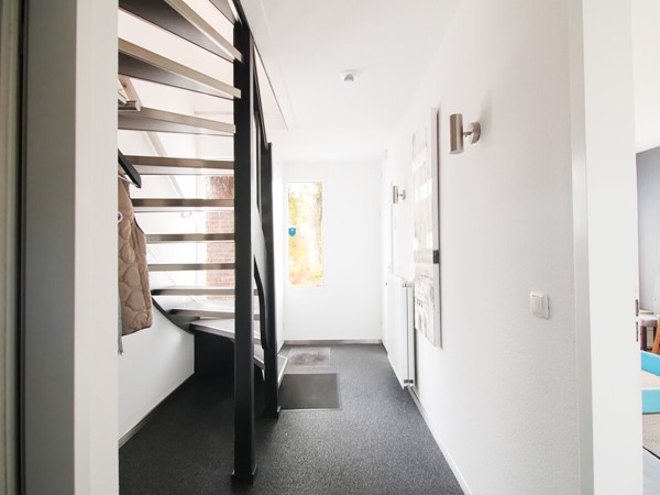 Foto - Te koop: Vrijstaande woning uit 1990 in Vaals met hoogwaardige afwerking, voldoende ruimten, garage en tuin op een ruim perceel